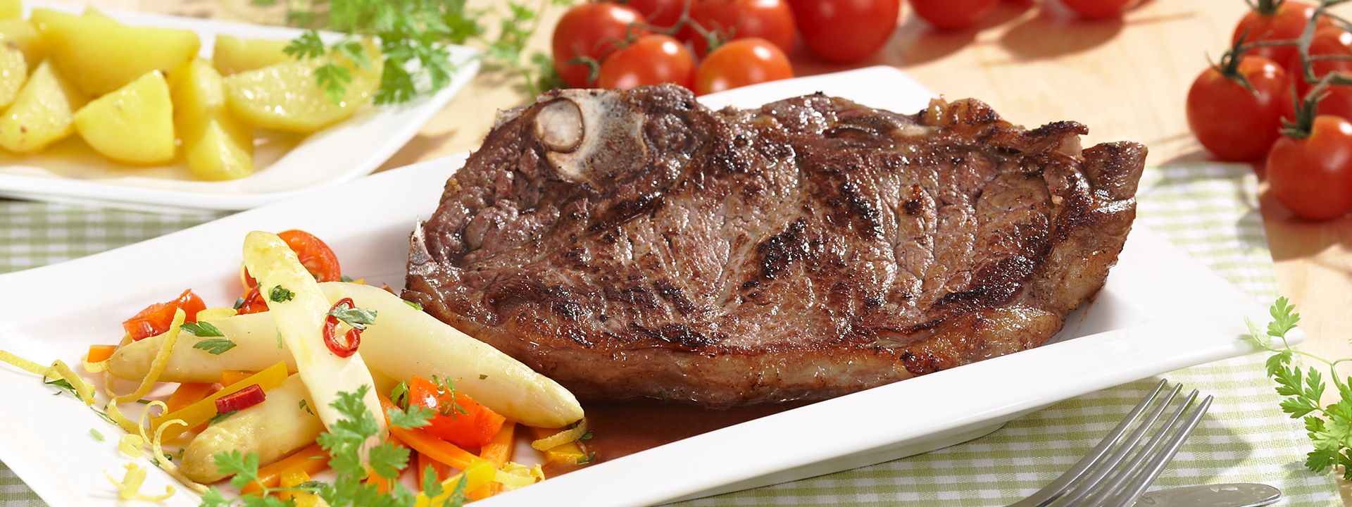 Angerichtes Gericht für das Rezept Rump-Steak mit Spargelgemüse